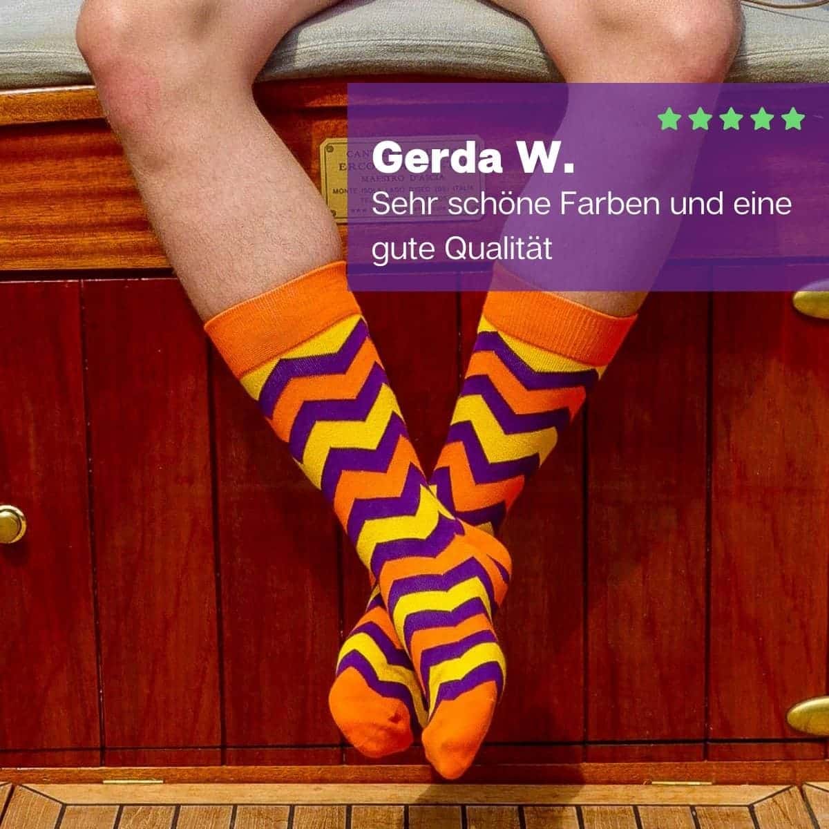 Zickzack Socke von PATRON SOCKS vor Holz Optik