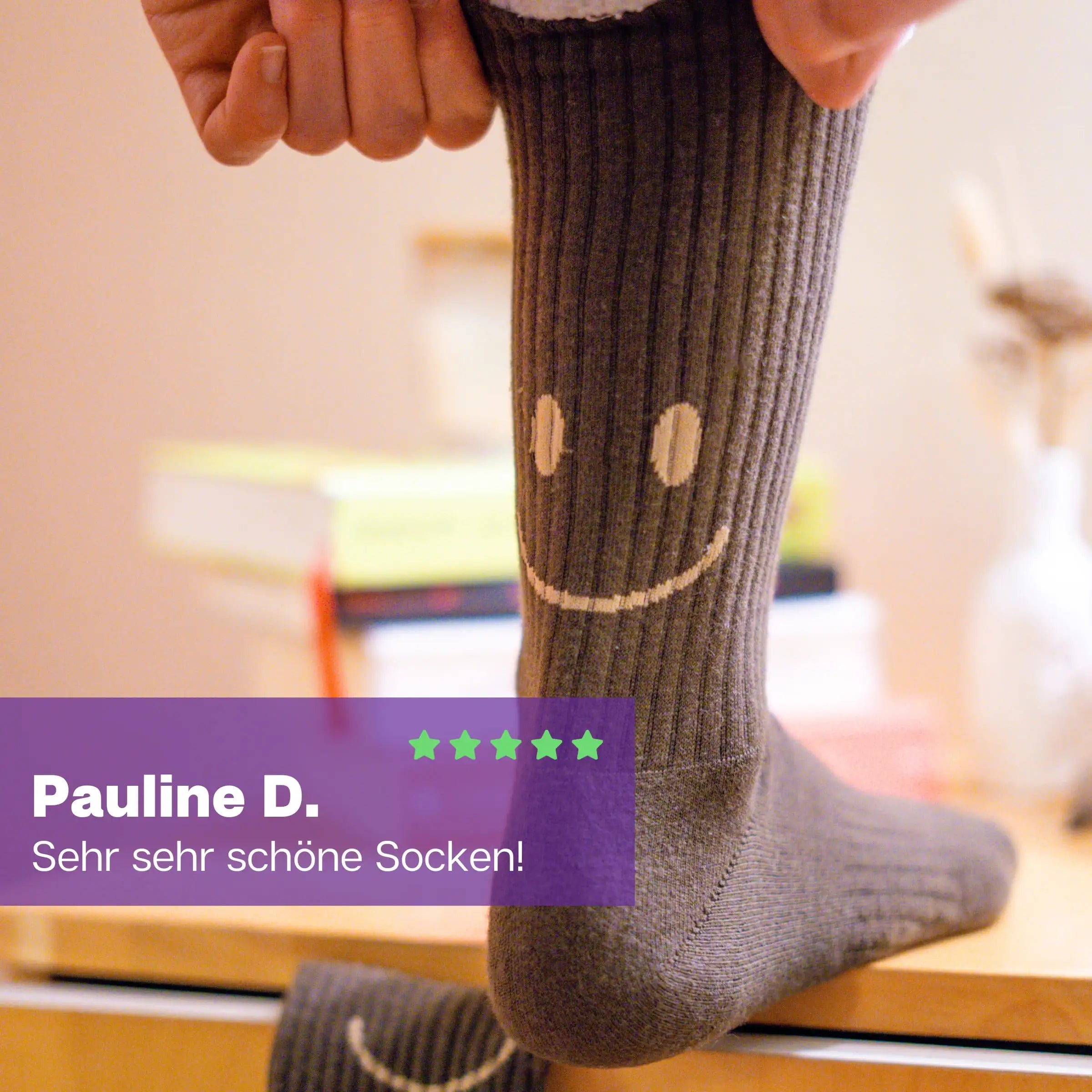 Fuß auf Hocker stehend mit braunen  Sportsocken mit Smile Motiv von PATRON SOCKS
