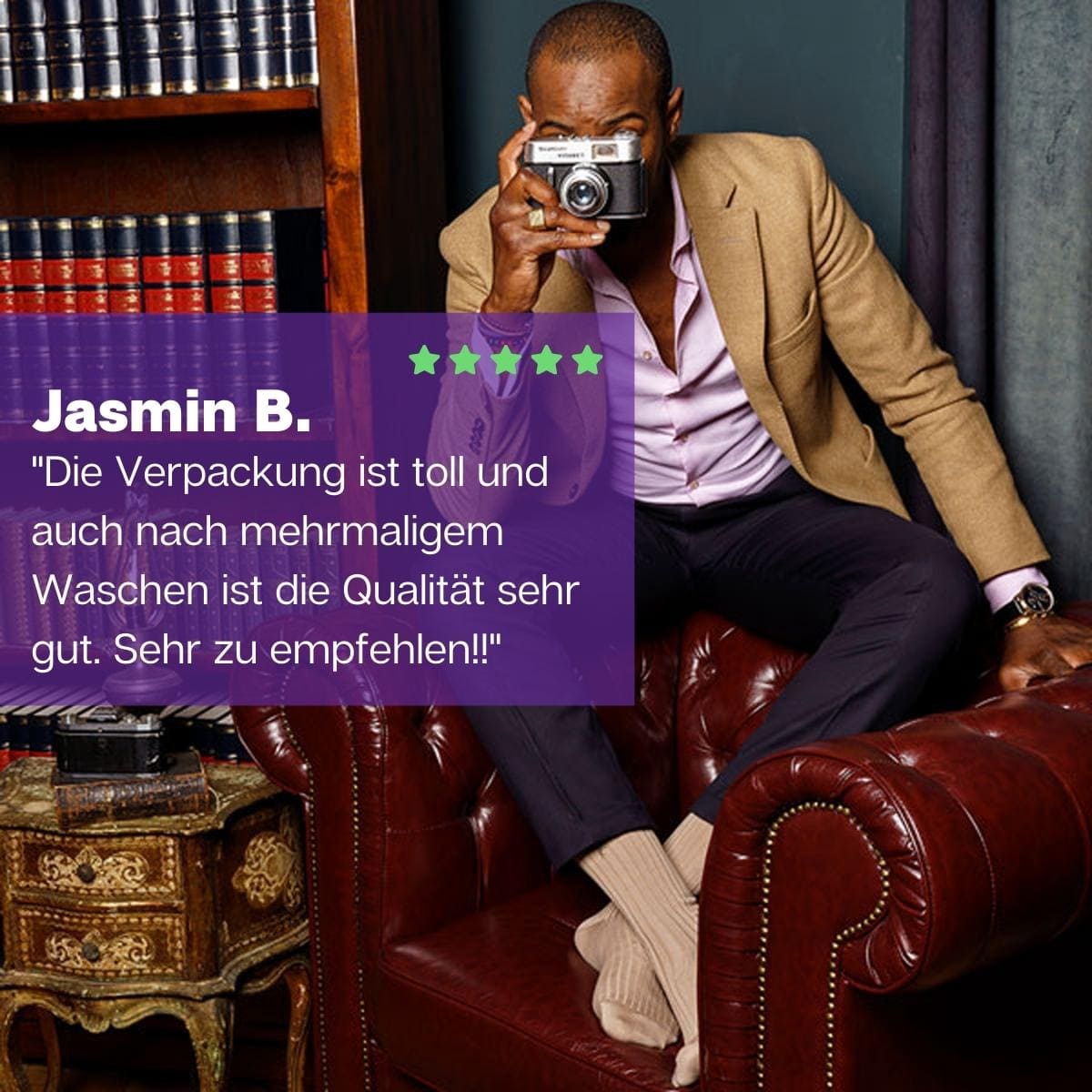 Mann sitzend auf einem Sofa mit beigen Business Socken von PATRON SOCKS