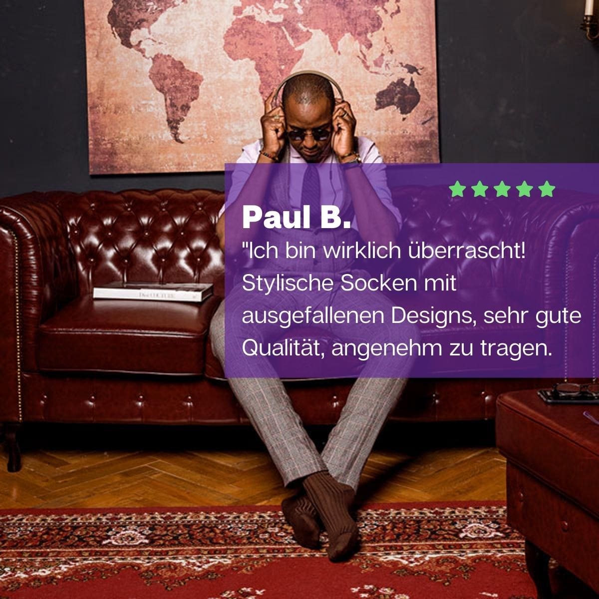 Mann auf Sofa sitzend mit dunkelbraunen Business Socken von PATRON SOCKS