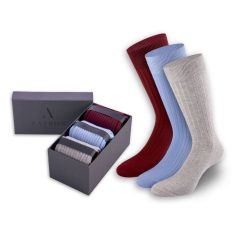 Schicke Business-Socken in Bordeaux Rot, Hellblau und Hellgrau in der Geschenkbox von PATRON SOCKS