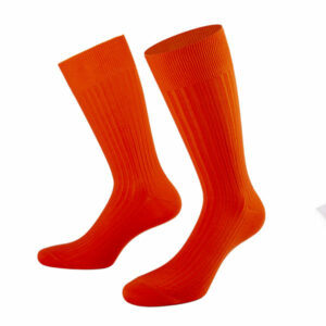 orange Socken am Modell von PATRON SOCKS