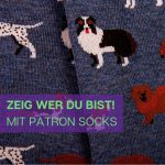 Nahaufnahme des außergewöhnlichen Designs der blauen Hunde Socken von PATRON SOCKS