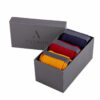 Qualitativ hochwertige Marineblaue, Rote und Safrangelbe Business Socken von PATRON SOCKS in einer luxuriösen Geschenkbox
