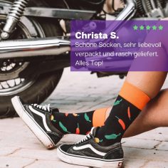 Chili Socken von PATRON SOCKS mit schwarzen Vans mit einem Motorrad