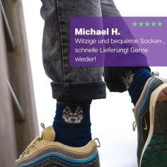Junge in sportlichen Schuhen mit atmungsaktiven blauen Tennissocken von PATRON SOCKS