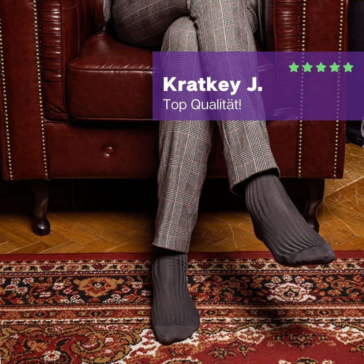Edle graue Designer-Socken von PATRON SOCKS zu einer grauen Anzugshose.