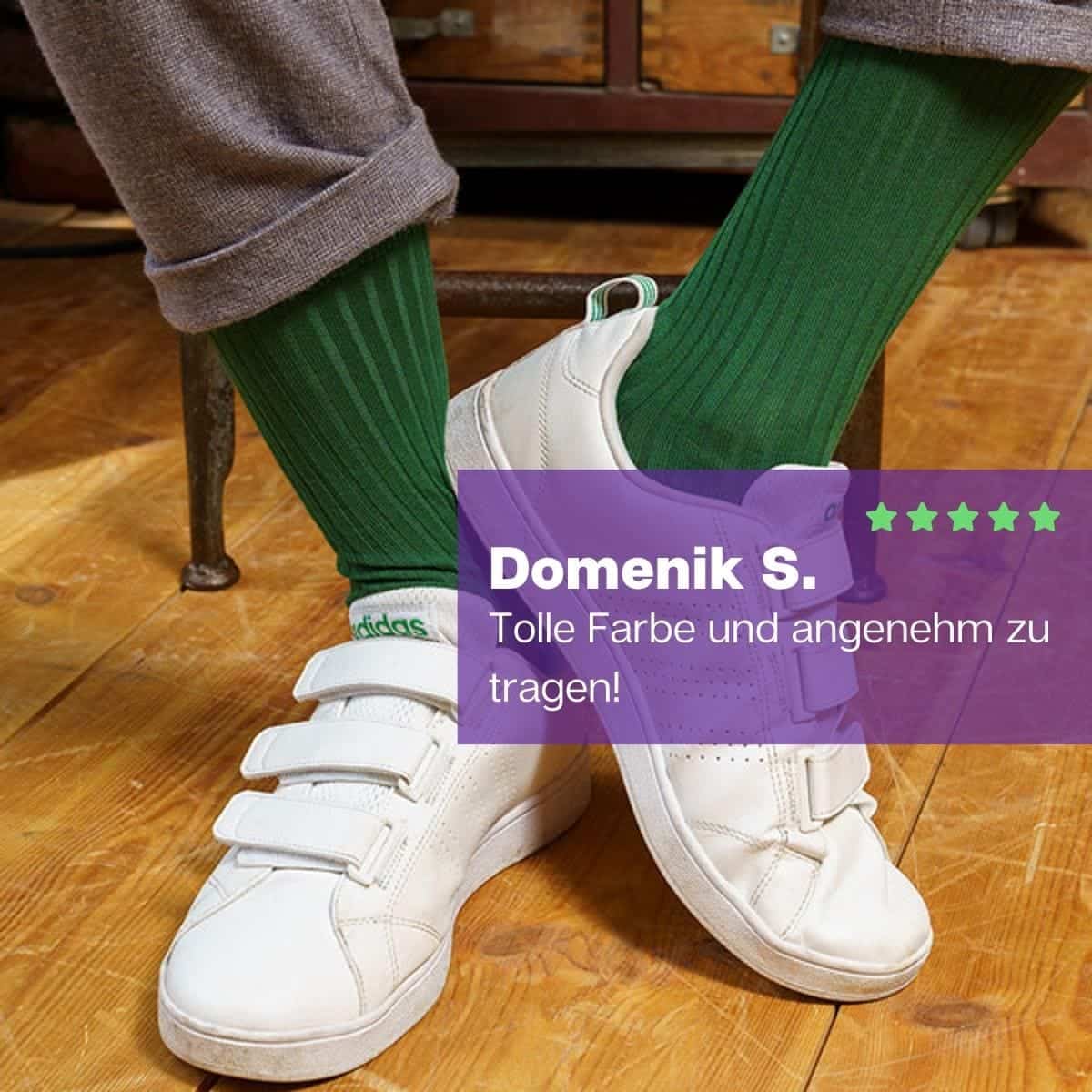 Erstklassige grüne Luxus-Socken von PATRON SOCKS mit weißen Sneaker Schuhe von Adidas.