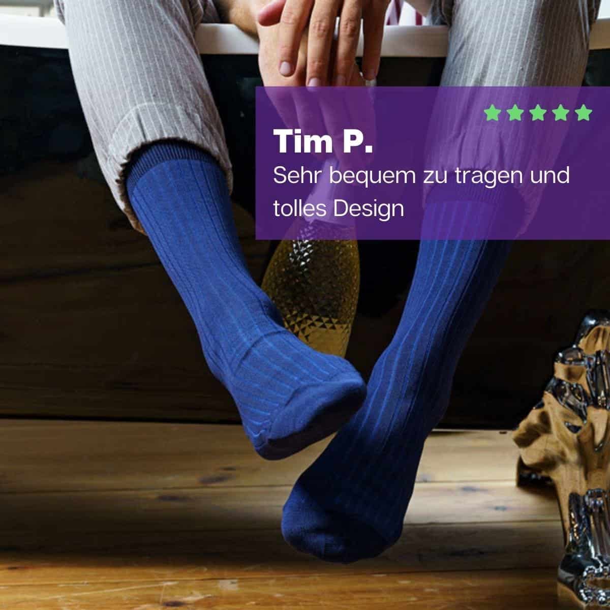 Männerbeine bekleidet mit grau gerippter Hose und blau-tuerkis Two Tone Socken von PATRON SOCKS