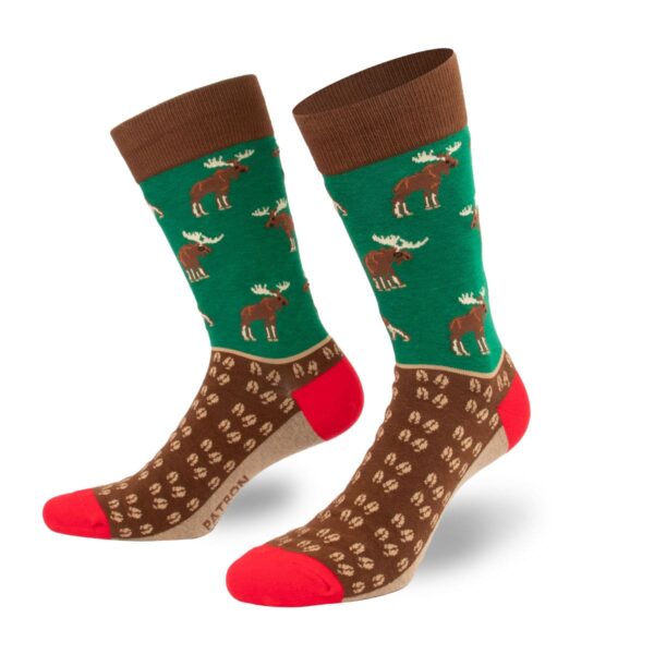Stylische grüne Hirsch-Socken mit braunen Fußspuren von PATRON SOCKS