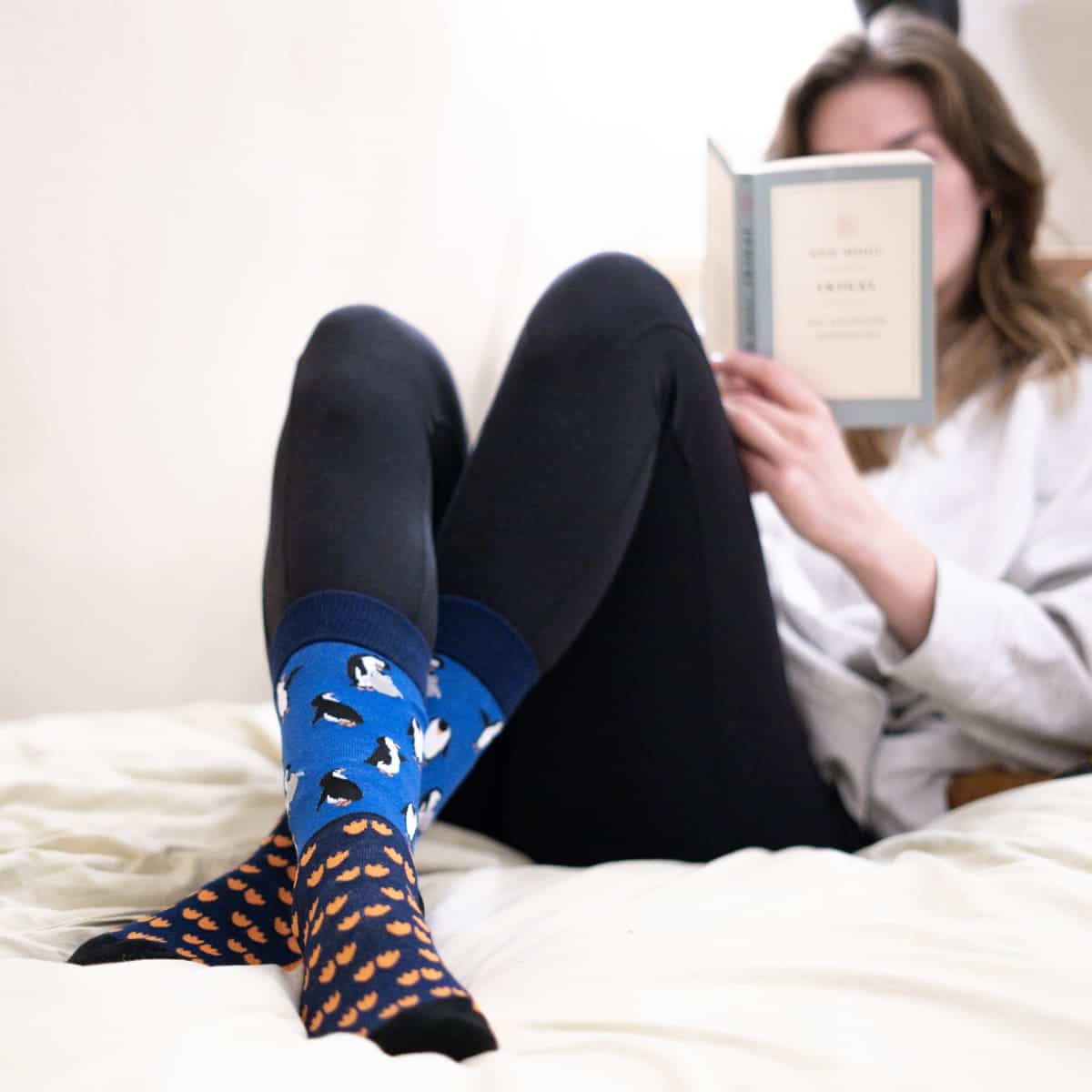 Pinguin Socken von PATRON SOCKS auf Bett