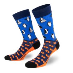 Entzückende blaue Pinguin-Socken mit verspielten orangen Fußspuren von PATRON SOCKS